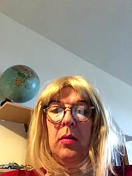 Snapshot of simone_xdressing chatting on 11-23-25, 02:28 simone xdressing online show from 11-23-25, 02:28