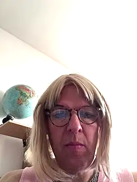 Snapshot of simone_xdressing chatting on 11-26-25, 02:18 simone xdressing online show from 11-26-25, 02:18