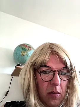 Snapshot of simone_xdressing chatting on 11-30-25, 10:08 simone xdressing online show from 11-30-25, 10:08