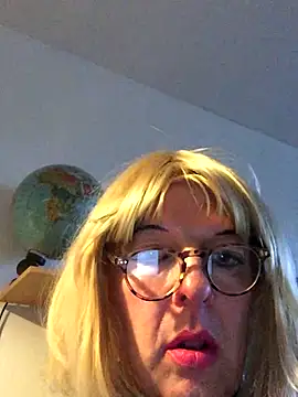 Snapshot of simone_xdressing chatting on 12-14-25, 02:22 simone xdressing online show from 12-14-25, 02:22