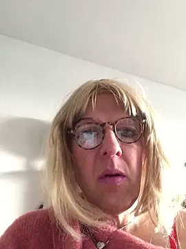 Snapshot of simone_xdressing chatting on 12-21-25, 02:13 simone xdressing online show from 12-21-25, 02:13