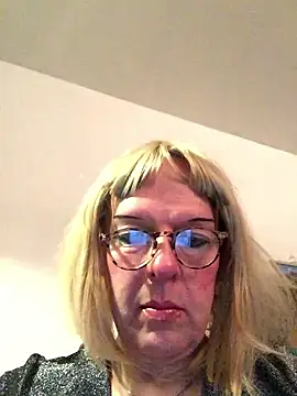 Snapshot of simone_xdressing chatting on 01-13-26, 07:41 simone xdressing online show from 01-13-26, 07:41