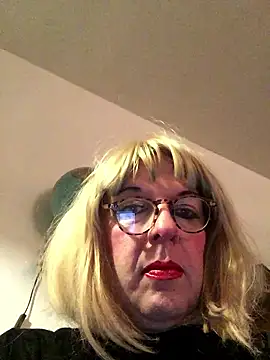 Snapshot of simone_xdressing chatting on 01-18-26, 01:20 simone xdressing online show from 01-18-26, 01:20