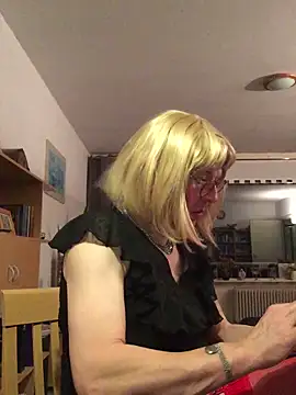 Snapshot of simone_xdressing chatting on 01-18-26, 07:50 simone xdressing online show from 01-18-26, 07:50