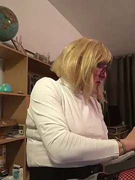 Snapshot of simone_xdressing chatting on 02-08-26, 12:36 simone xdressing online show from 02-08-26, 12:36