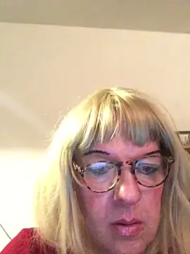 Snapshot of simone_xdressing chatting on 02-14-26, 01:13 simone xdressing online show from 02-14-26, 01:13