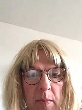 Snapshot of simone_xdressing chatting on 02-15-26, 03:20 simone xdressing online show from 02-15-26, 03:20