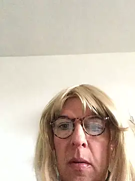 Snapshot of simone_xdressing chatting on 02-22-26, 08:35 simone xdressing online show from 02-22-26, 08:35