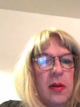 Snapshot of simone_xdressing chatting on 02-25-26, 12:31 simone xdressing online show from 02-25-26, 12:31