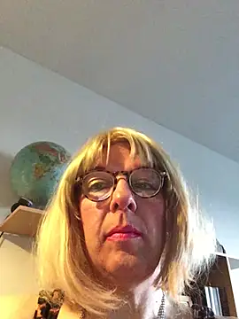 Snapshot of simone_xdressing chatting on 03-15-26, 05:19 simone xdressing online show from 03-15-26, 05:19