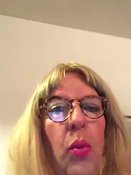 Snapshot of simone_xdressing chatting on 03-18-26, 12:47 simone xdressing online show from 03-18-26, 12:47