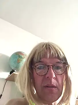 Snapshot of simone_xdressing chatting on 03-22-26, 03:37 simone xdressing online show from 03-22-26, 03:37