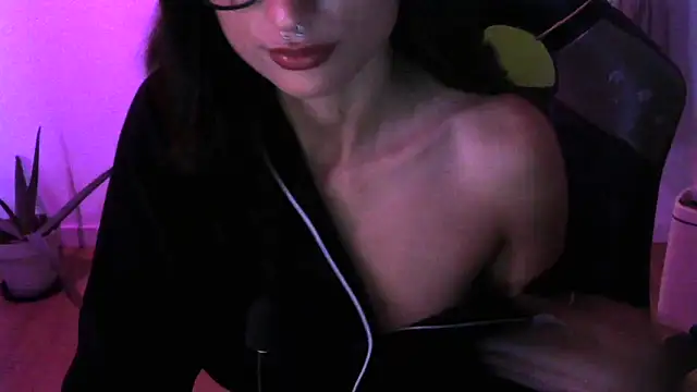 Snapshot of LucyGrayX chatting on 11-10-25, 07:02 LucyGrayX online show from 11-10-25, 07:02