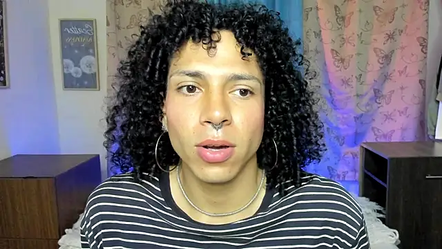 Snapshot of Angel_White25 chatting on 12-22-25, 10:40 Angel White25 online show from 12-22-25, 10:40