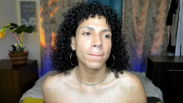 Snapshot of Angel_White25 chatting on 02-07-26, 01:42 Angel White25 online show from 02-07-26, 01:42