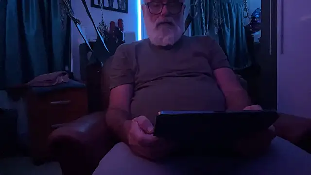 Snapshot of LeatherSdaddy chatting on 04-04-26, 11:46 LeatherSdaddy online show from 04-04-26, 11:46