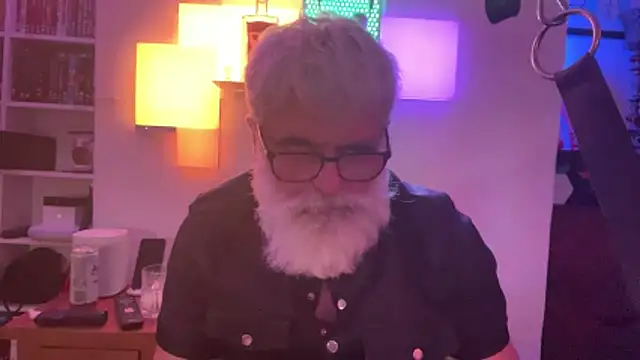 Snapshot of LeatherSdaddy chatting on 04-18-26, 02:04 LeatherSdaddy online show from 04-18-26, 02:04