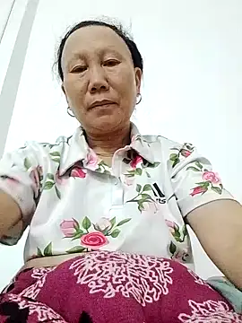 Snapshot of tomi-na chatting on 11-19-25, 07:19 tomi-na online show from 11-19-25, 07:19