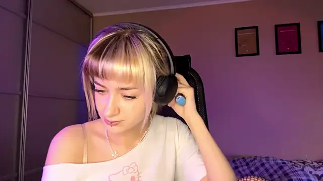 EmilySkyline online show from 11-21-25, 05:06