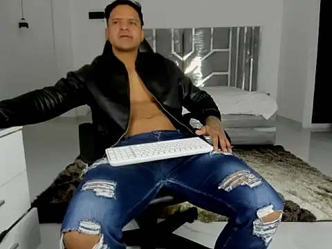 master leather online show from 04-13-26, 11:16