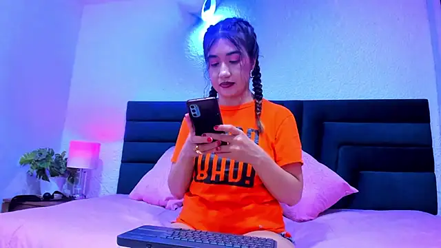 VictoriaRouge  online show from 04-09-26, 03:06