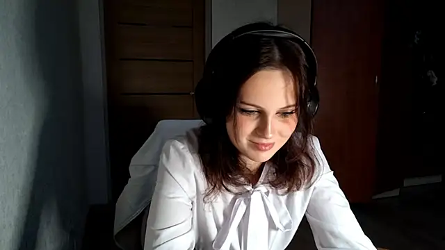 LouiseMarengo online show from 11-30-25, 01:59