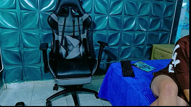 Snapshot of lunabustygirl chatting on 02-21-26, 01:23 lunabustygirl online show from 02-21-26, 01:23