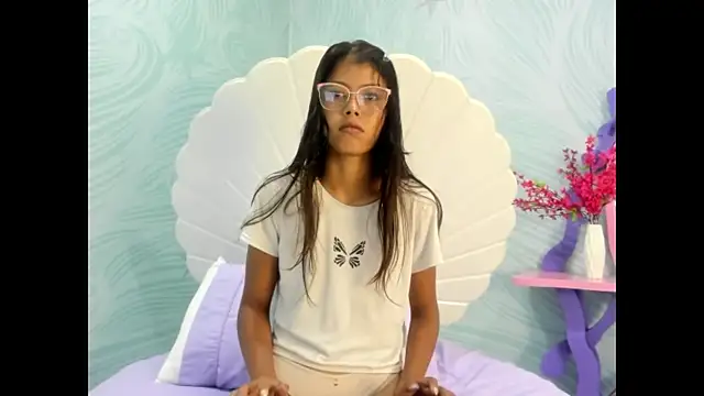 Snapshot of arietta_skinny chatting on 11-15-25, 07:43 arietta skinny online show from 11-15-25, 07:43