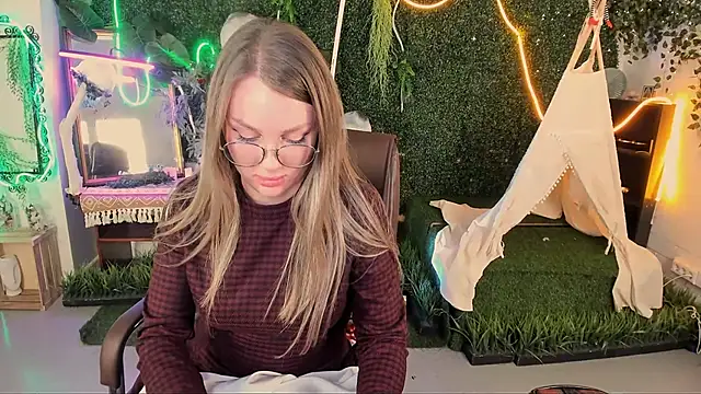 Snapshot of SandraLindsey chatting on 11-14-25, 03:33 SandraLindsey online show from 11-14-25, 03:33