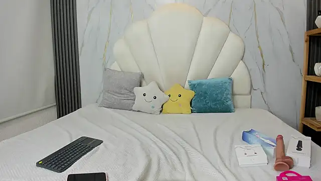 Snapshot of Emily_Frostt chatting on 06-16-26, 11:35 Emily Frostt online show from 06-16-26, 11:35