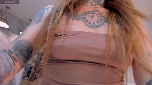 Snapshot of CarlaBrunni chatting on 12-02-25, 12:10 CarlaBrunni online show from 12-02-25, 12:10