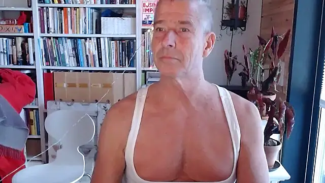 Snapshot of gymdaddypwrbtm chatting on 11-22-25, 08:02 gymdaddypwrbtm online show from 11-22-25, 08:02