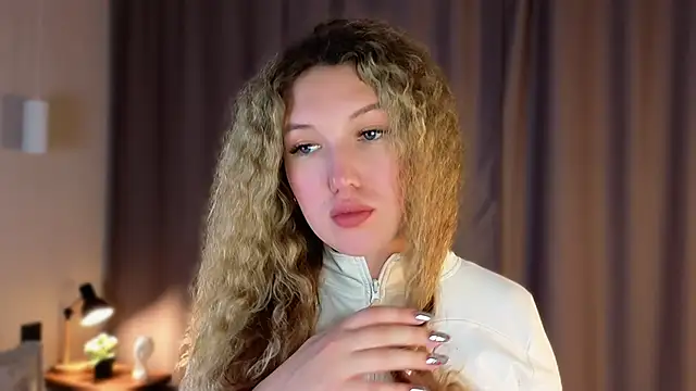 Snapshot of SueHolt chatting on 11-18-25, 02:21 SueHolt online show from 11-18-25, 02:21