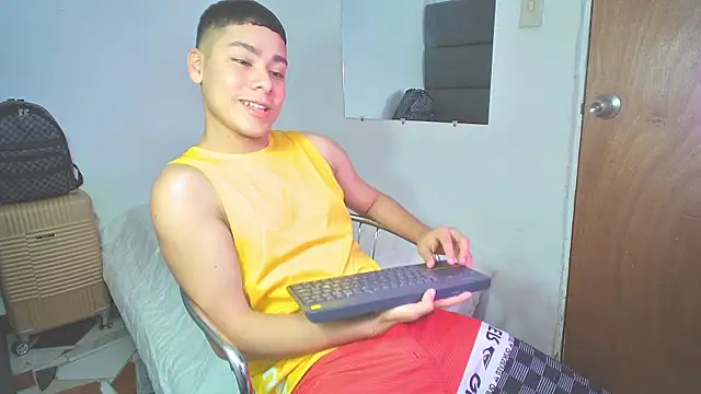 Snapshot of Lucastorrez01 chatting on 11-16-25, 04:45 Lucastorrez01 online show from 11-16-25, 04:45