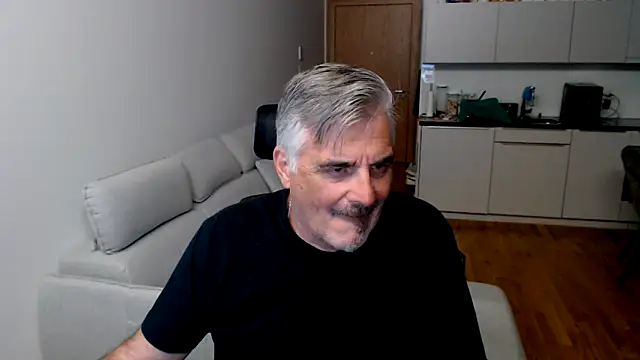 Snapshot of Buidapest chatting on 11-17-25, 01:55 Buidapest online show from 11-17-25, 01:55