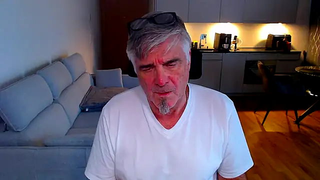 Buidapest online show from 03-25-26, 04:24