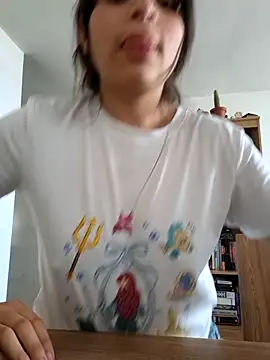 Snapshot of Emyii_ chatting on 07-22-26, 02:31 Emyii online show from 07-22-26, 02:31