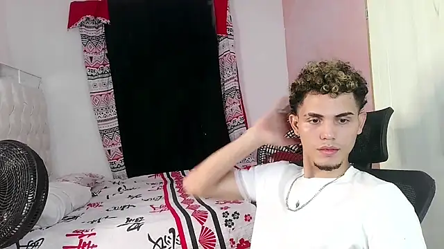 Snapshot of MischievousDuo chatting on 12-01-25, 05:45 MischievousDuo online show from 12-01-25, 05:45