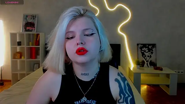 Snapshot of shadow__purrr chatting on 11-18-25, 01:22 shadow purrr online show from 11-18-25, 01:22