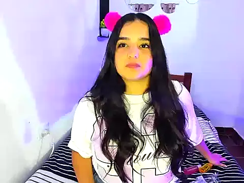 Snapshot of Babyhoney18 chatting on 11-18-25, 01:00 Babyhoney18 online show from 11-18-25, 01:00