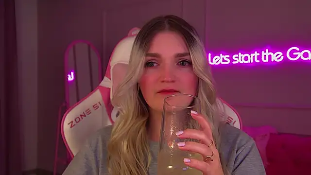 AnnyRaii online show from 11-28-25, 07:49