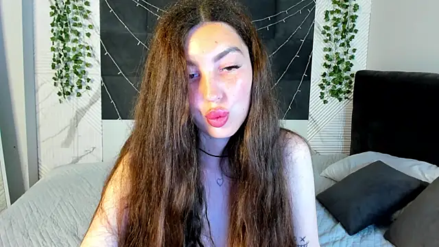Snapshot of LiraRevery chatting on 06-12-26, 11:57 LiraRevery online show from 06-12-26, 11:57