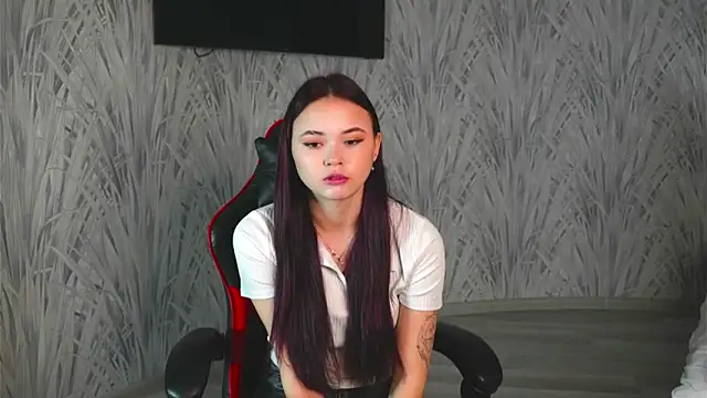 Snapshot of CarleeHake chatting on 11-19-25, 02:55 CarleeHake online show from 11-19-25, 02:55