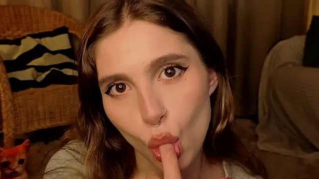 Snapshot of RozanneJordan chatting on 05-18-26, 06:03 RozanneJordan online show from 05-18-26, 06:03