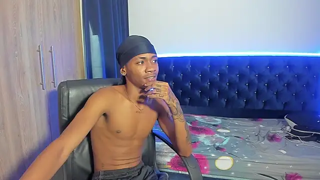 Snapshot of iteban_boy chatting on 11-19-25, 01:44 iteban boy online show from 11-19-25, 01:44