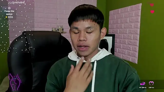 Snapshot of tommy_cherry_ chatting on 11-28-25, 03:47 tommy cherry online show from 11-28-25, 03:47