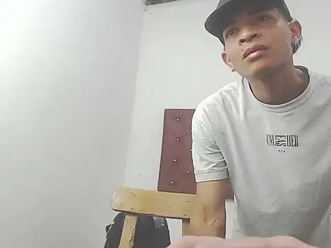 Snapshot of crissex3 chatting on 02-20-26, 11:43 crissex3 online show from 02-20-26, 11:43