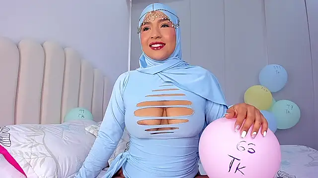 Snapshot of Amira-Zahra chatting on 04-18-26, 09:26 Amira-Zahra online show from 04-18-26, 09:26