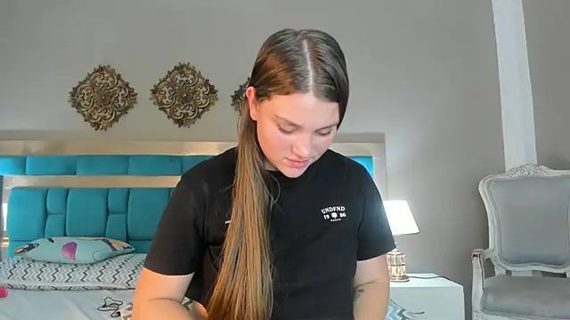 Snapshot of LiiaVelvet chatting on 12-17-25, 02:06 LiiaVelvet online show from 12-17-25, 02:06