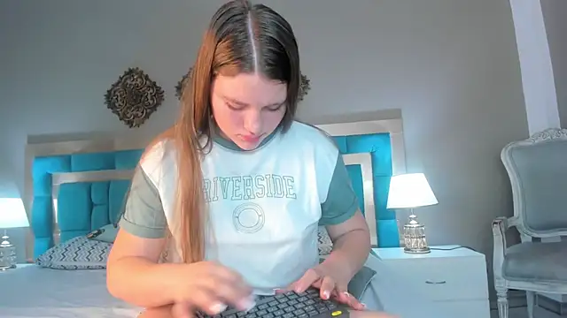 Snapshot of LiiaVelvet chatting on 12-18-25, 04:35 LiiaVelvet online show from 12-18-25, 04:35